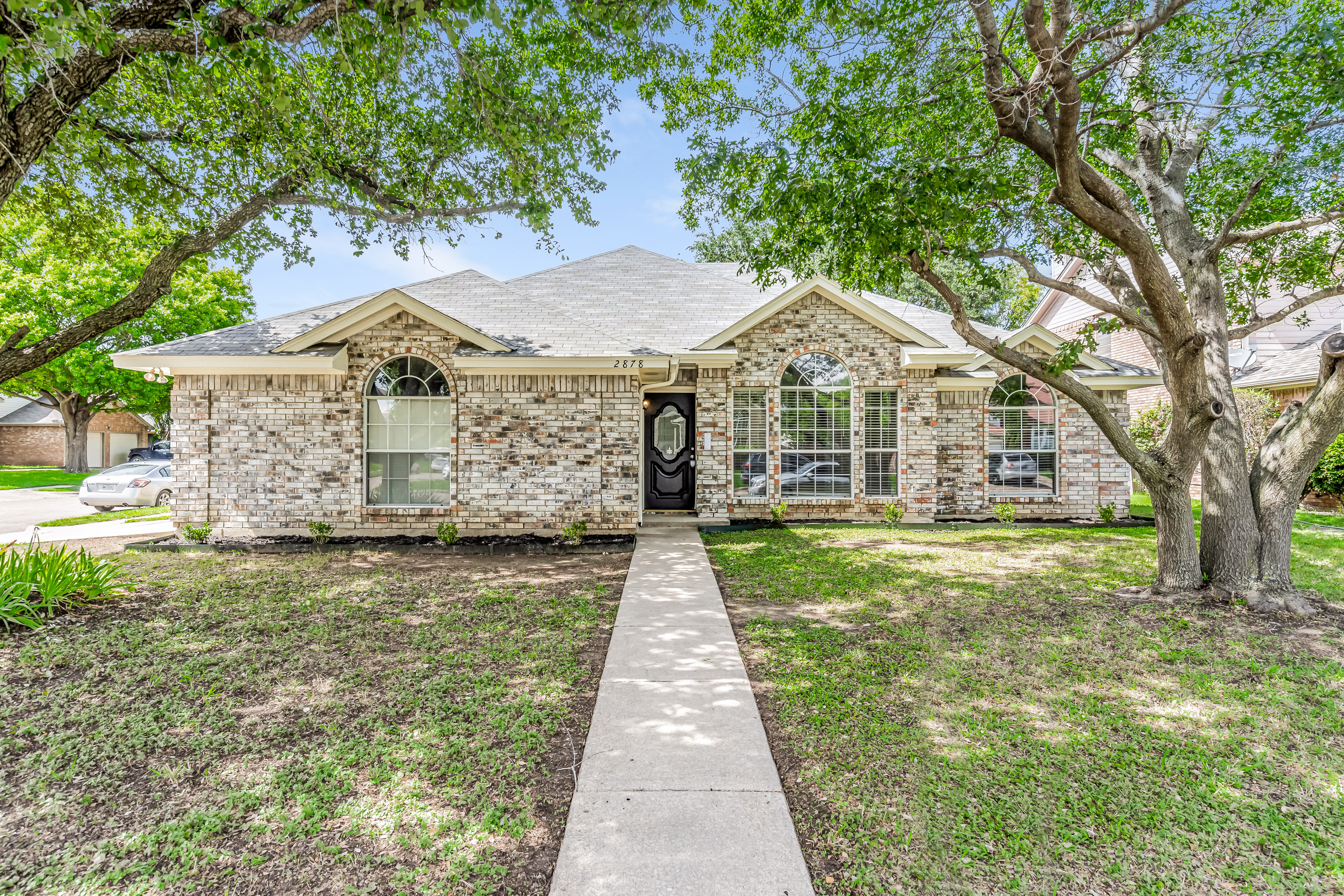 2878 Briar Hill Dr Grand Prairie, TX 75052